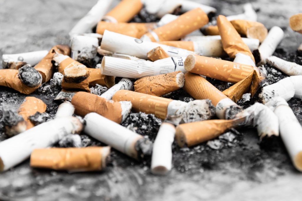 Les cigarettes tachent les dents
