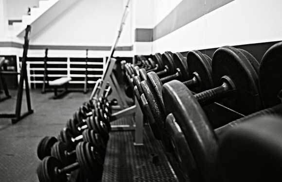 Les haltères sont aussi bien adaptés à l'entrainement dans la maison que dans le GYM