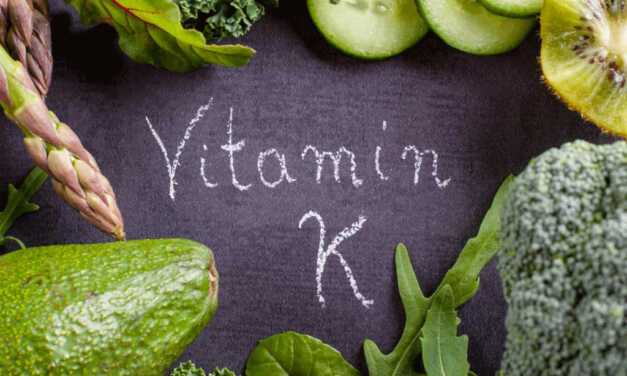 Vitamine K : Types, Rôle Biologique, Bienfaits et Aliments Riches