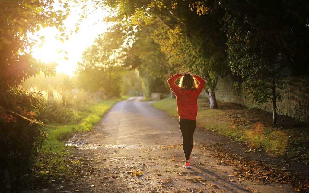 8 Raisons et Bienfaits de Marcher le Matin
