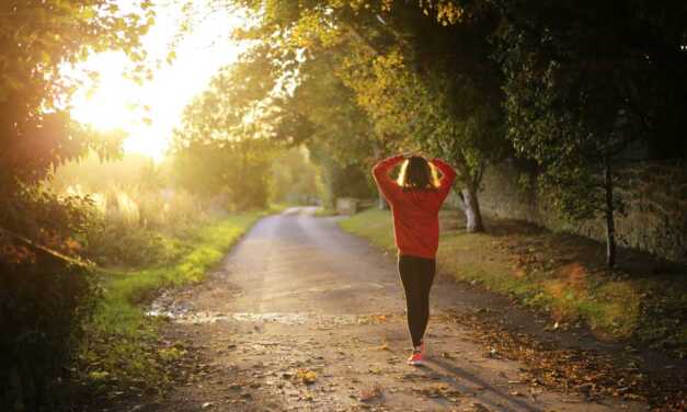 8 Raisons et Bienfaits de Marcher le Matin