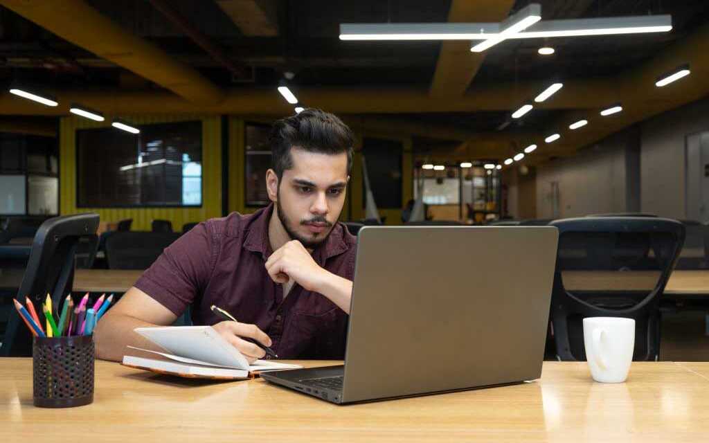 Attention : travailler de longues heures peut vous tuer !